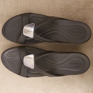 Crocs sz11 Sanrah Embellished Wedge Sandal   Black/Silver